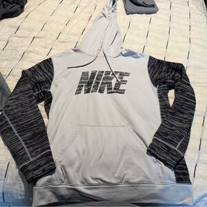 Nike Men's Light Gray Hoodie with Black Sleeves